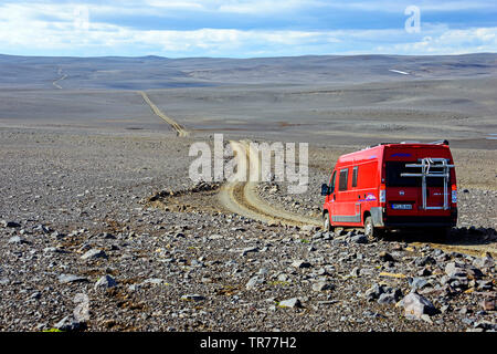 Campmobile sur route non revêtue, Islande, Sprengisandur Banque D'Images