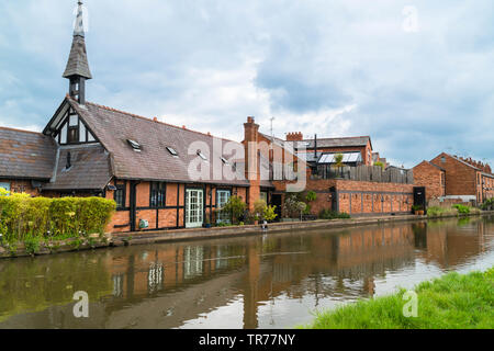 Cet immeuble résidentiel à côté du canal de Shropshire Union était originaire d'une mission prix conçu par John Douglas en 1908. Chester England Royaume-Uni. Peut Banque D'Images