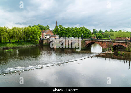 À l'origine construite par les Romains le vieux pont enjambe la rivière Dee Dee à Chester England Royaume-Uni. Mai 2019 Banque D'Images