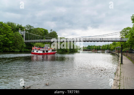 Bateau de tourisme navigation dans la rivière Dee sous Queens Park Bridge Chester England Royaume-Uni. Mai 2019 Banque D'Images