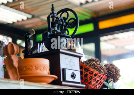 Close up of rectifieuse de café sur la table en bois dans le temps affternoon. Banque D'Images