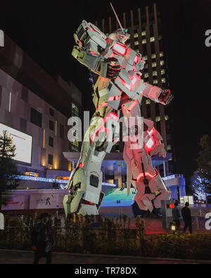 Une gigantesque statue de Cyborg à partir d'une série anime japonais est debout à Odaiba, Tokyo, allumé pendant la nuit et entouré par la foule. Octobre 2018 Banque D'Images