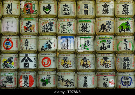 Par souci de barils empilés à l'entrée du sanctuaire de Meiji (Sanctuaire Meiji-Jingu) dans le coeur de Tokyo, Japon octobre 2018 Banque D'Images