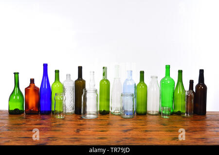 Bouteilles et pots en verre sur le dessus d'une table en bois Banque D'Images