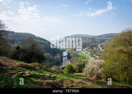 Vue vers le haut la rivière Wye à Penallt, montrant le pont et le bateau Inn Banque D'Images