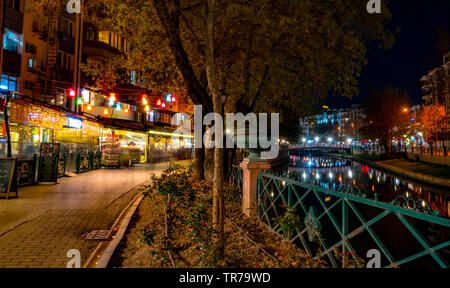 2019 Turkey-April/Eskisehir 22 : Vue sur le centre-ville et de la rivière Porsuk en nuit Banque D'Images