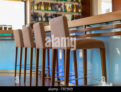 Comptoir Bar avec des chaises vides dans le restaurant confortable. Banque D'Images