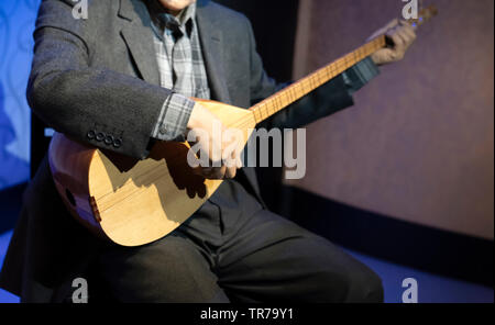 Un vieil homme jouant d'instruments de musique turque locale. vêtements en baglama Baglama est le plus utilisé en Turquie instrument populaire chaîne Banque D'Images