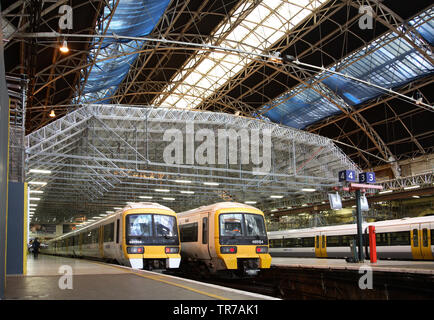 Une structure d'échafaudage en construction de plates-formes 1 - 4 à la gare Victoria de Londres pour fournir l'accès à la remise en état de la toiture. Banque D'Images