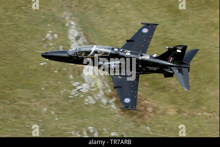 RAF Hawk T2, avions volant bas niveau dans la boucle de Mach, Pays de Galles, Royaume-Uni Banque D'Images