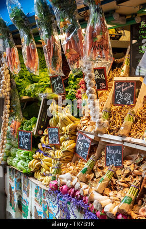 Des produits frais pour la vente au marché central ou Mercado à Malaga, Espagne. Banque D'Images