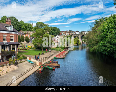 Barques sur la rivière Nidd et le viaduc de haut pont à North Yorkshire Angleterre Knaresborough Banque D'Images