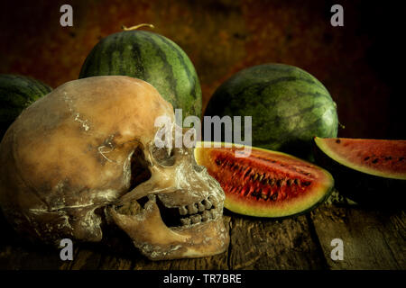 Nature morte au crâne et pastèque Banque D'Images