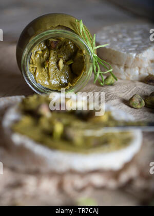 Pistache crème de beurre sur une tranche de pain croustillant de riz. Libre Banque D'Images