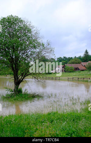 Petite rivière déborde après une période prolongée de forte pluie inondant les champs environnants et les prairies zala hongrie Banque D'Images