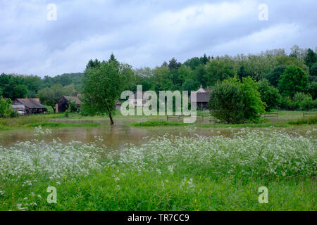 Petite rivière déborde après une période prolongée de forte pluie inondant les champs environnants et les prairies zala hongrie Banque D'Images