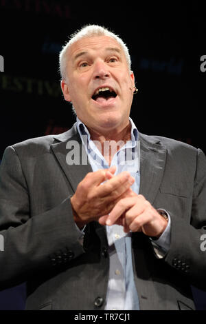 Hay Festival, Hay on Wye, Powys, Wales, UK - Jeudi 30 mai 2019 - Le professeur Chris Thomas de l'Université d'Aberystwyth en conversation sur le sujet de l'éradication du paludisme en Afrique - Réalité ou fiction. Photo Steven Mai / Alamy Live News Banque D'Images