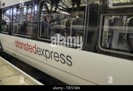 La gare de Liverpool Street, Londres, Royaume-Uni, le 14 juin 2018. De l'aéroport de Stansted le train Stansted Express prend les voyageurs se rendant à Londres Liverpool St Banque D'Images