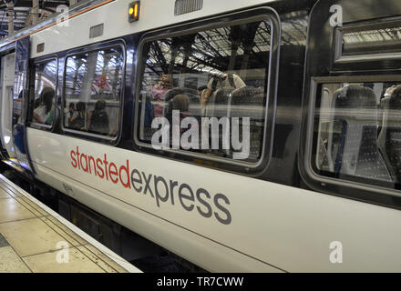 La gare de Liverpool Street, Londres, Royaume-Uni, le 14 juin 2018. De l'aéroport de Stansted le train Stansted Express prend les voyageurs se rendant à Londres Liverpool St Banque D'Images
