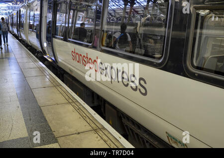 La gare de Liverpool Street, Londres, Royaume-Uni, le 14 juin 2018. De l'aéroport de Stansted le train Stansted Express prend les voyageurs se rendant à Londres Liverpool St Banque D'Images