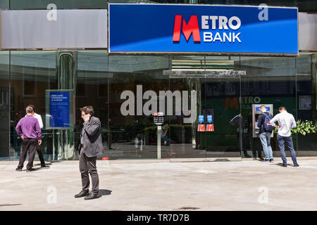 Les clients à l'extérieur d'une succursale de banque en métro Moorgate, Londres, Royaume-Uni. Fondée en 2010, les actions de la Banque mondiale ont récemment atteint des niveaux record. Banque D'Images