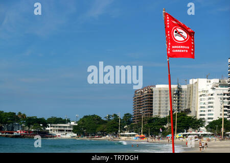 Avertissement d'interdiction de baignade dangereuse drapeau rouge sur la plage de Copacabana à Rio de Janeiro, Brésil, Amérique du Sud Banque D'Images