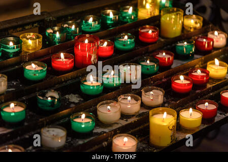 Lit votive / bougies de prière à l'intérieur de l'église de Saint Pierre au Mont Saint-Michel Banque D'Images