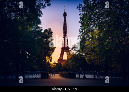 La Tour Eiffel au coucher du soleil depuis le Champ de Mars, Paris, France Banque D'Images