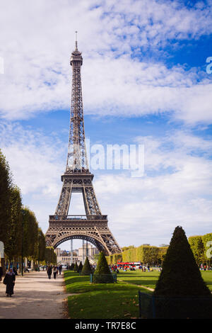 Tour Eiffel depuis le Champ de Mars, Paris, France Banque D'Images