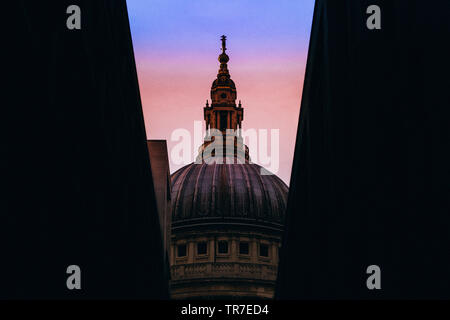 La Cathédrale St Paul entre les bâtiments au coucher du soleil, Londres, Angleterre Banque D'Images