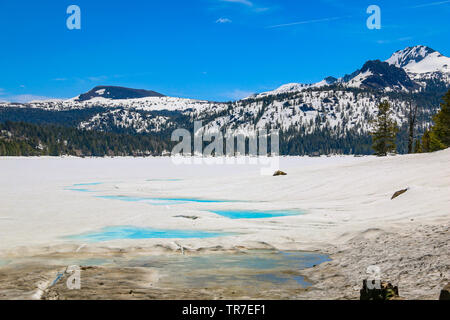 Beau lac gelé Caples, California, USA Banque D'Images