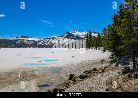 Beau lac gelé Caples, California, USA Banque D'Images