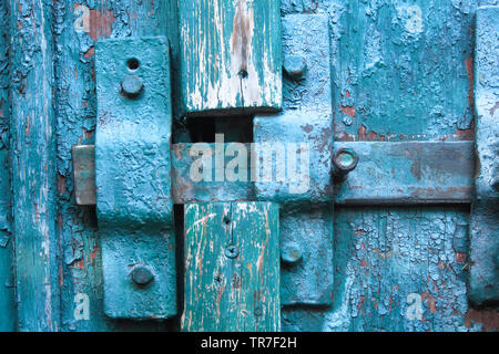 Vintage la fermeture du verrou sur porte en bois rayé altérés. Concept de sécurité et de protection de la vie privée. Grunge fond texturé Banque D'Images