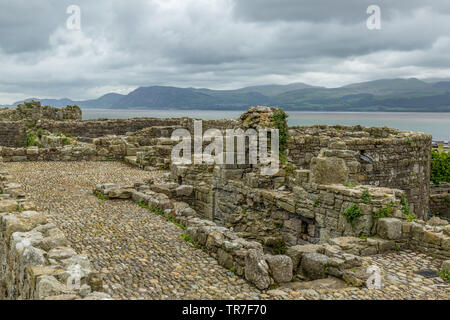 Château de Beaumaris, sur l'île d'Anglesey en Galles du Nord. Vues sur le détroit de Menai vers les montagnes de Snowdonia. Banque D'Images