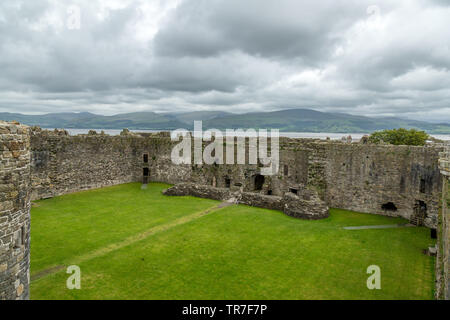 Château de Beaumaris, sur l'île d'Anglesey en Galles du Nord. Banque D'Images