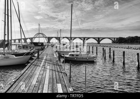 Décor noir et blanc de la marina de Kalvehave, le Danemark avec le célèbre pont de Moen dans l'arrière-plan Banque D'Images