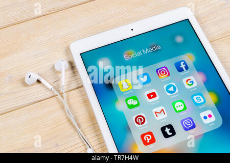Kaliningrad, Russie, 1 avril, 2018 : Apple iPad avec des icônes de médias sociaux Facebook, Twitter, instagram, application snapchat à l'écran. Me Social Banque D'Images