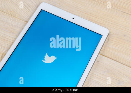 Moscow, Russie ,le 2 avril, 2018 : Apple iPad Pro avec application Twitter. Twitter est le réseautage social en ligne et service de microblogging.Fabolous Twitte Banque D'Images