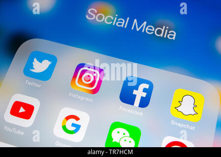 Kaliningrad, Russie, 1 avril, 2018 : Apple iPad avec des icônes de médias sociaux Facebook, Twitter, instagram, application snapchat à l'écran. Me Social Banque D'Images