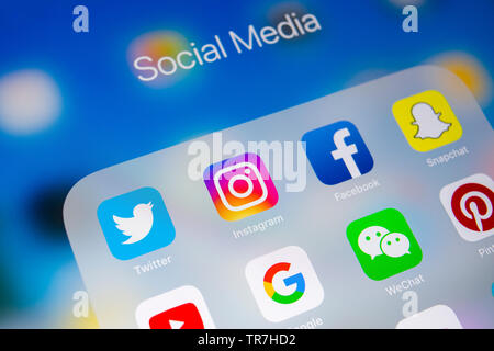 Kaliningrad, Russie, 1 avril, 2018 : Apple iPad avec des icônes de médias sociaux Facebook, Twitter, instagram, application snapchat à l'écran. Me Social Banque D'Images