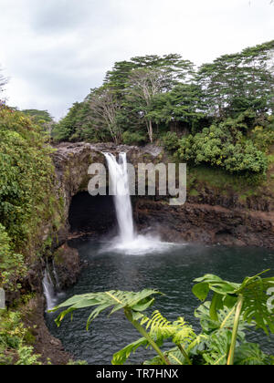 Rainbow Falls à Hilo, Hawaii Banque D'Images
