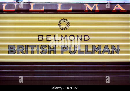 Londres, Angleterre, Royaume-Uni. Transport de la Pullman Venice Simplon Orient Express sur la plate-forme à la gare de Victoria Banque D'Images