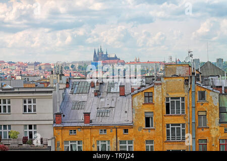 Les toits de la vieille Prague, avec vue sur la cathédrale Saint-Guy. République tchèque. Banque D'Images