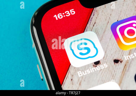 Kaliningrad, Russie, le 19 septembre 2018 : Skype entreprise icône sur l'écran du smartphone Apple iPhone X close-up. Un business messenger Skype Banque D'Images