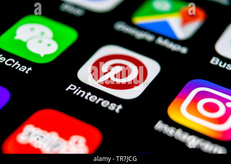 Kaliningrad, Russie, le 30 septembre 2018 : l'icône de l'application de Pinterest sur Apple iPhone X de l'écran du smartphone. Icône de l'application de Pinterest. Pinterest est le po Banque D'Images