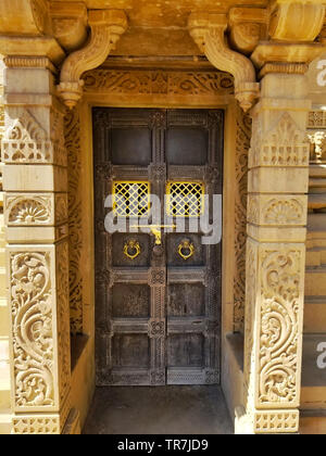 Porte en bois décoratif de l'Manasthamba (ou colonne d'honneur) à Hutheesing Jain temple situé à Ahmedabad, Gujarat, Inde Banque D'Images