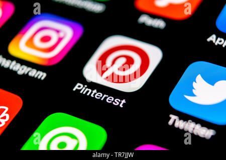 Kaliningrad, Russie, le 30 septembre 2018 : l'icône de l'application de Pinterest sur Apple iPhone X de l'écran du smartphone. Icône de l'application de Pinterest. Pinterest est le po Banque D'Images