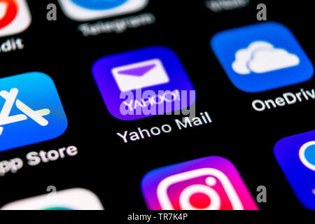 Kaliningrad, Russie, le 30 septembre 2018 : l'icône de l'application Yahoo Mail sur l'écran du smartphone Apple iPhone X close-up. Yahoo mail icône de l'application. Ne Social Banque D'Images