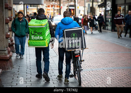 Amsterdam, Pays-Bas, messagers de la nourriture le service en ligne Uber Mange, location fournisseur et la livraison par messager à pied, Banque D'Images