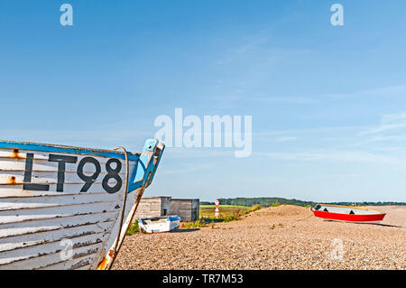 Dunwich (Suffolk, Angleterre) : un bateau à terre ; ein altes Ruderboot am Strand Banque D'Images